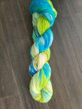 Load image into Gallery viewer, Glow in the Dark 3 skein kit