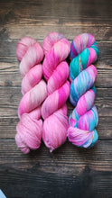 Load image into Gallery viewer, The Kentucky Derby Facinator 3 skein kit
