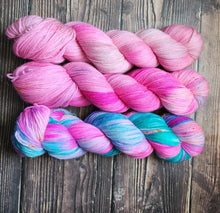 Load image into Gallery viewer, The Kentucky Derby Facinator 3 skein kit

